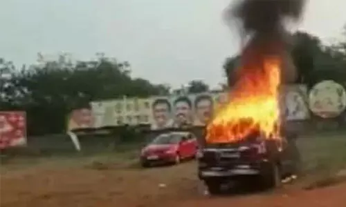 ആന്ധ്രാപ്രദേശില് വൈഎസ്ആര്- ടിഡിപി സംഘര്ഷം; വാഹനങ്ങള്ക്ക് തീവച്ചു, ടിഡിപി ഓഫിസ് തകര്ത്തു ആന്ധ്രാപ്രദേശില് വൈഎസ്ആര്- ടിഡിപി സംഘര്ഷം; വാഹനങ്ങള്ക്ക് തീവച്ചു, ടിഡിപി ഓഫിസ് തകര്ത്തു