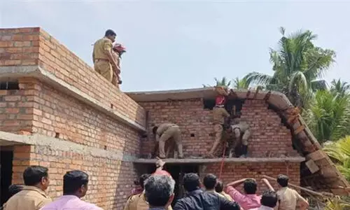 കൊല്ലത്ത് നിര്മാണത്തിലിരിക്കുന്ന കെട്ടിടത്തിന്റെ കോണ്ക്രീറ്റ് തകര്ന്നുവീണ് തൊഴിലാളി മരിച്ചു കൊല്ലത്ത് നിര്മാണത്തിലിരിക്കുന്ന കെട്ടിടത്തിന്റെ കോണ്ക്രീറ്റ് തകര്ന്നുവീണ് തൊഴിലാളി മരിച്ചു
