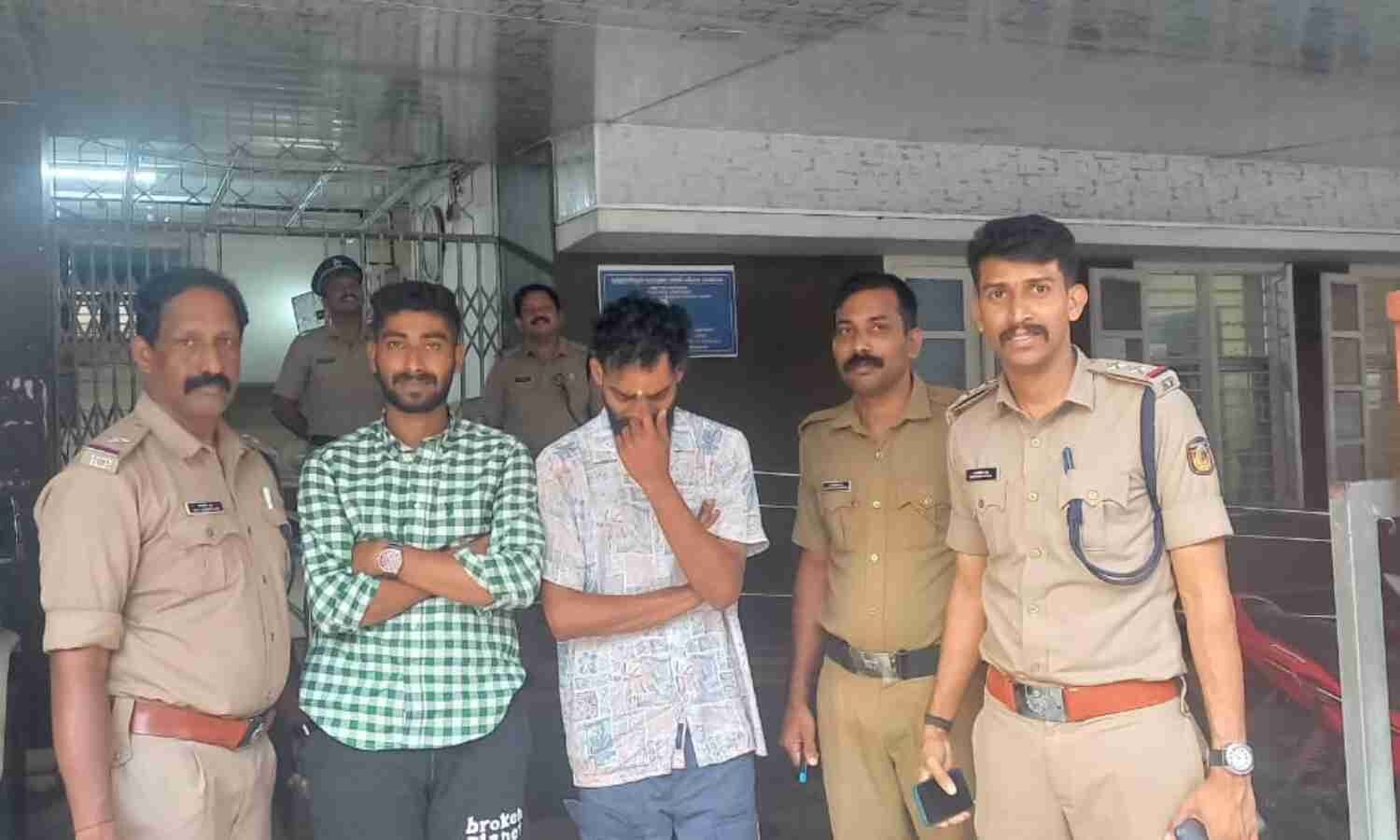 കാറില് കടത്തുകയായിരുന്ന എംഡിഎംഎ ശേഖരവുമായി രണ്ടുപേര് പിടിയില് കാറില് കടത്തുകയായിരുന്ന എംഡിഎംഎ ശേഖരവുമായി രണ്ടുപേര് പിടിയില്