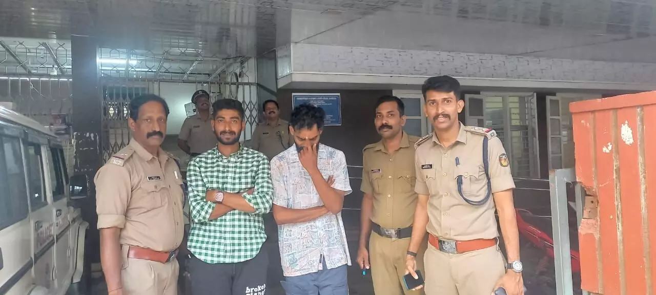 കാറില് കടത്തുകയായിരുന്ന എംഡിഎംഎ ശേഖരവുമായി രണ്ടുപേര് പിടിയില് കാറില് കടത്തുകയായിരുന്ന എംഡിഎംഎ ശേഖരവുമായി രണ്ടുപേര് പിടിയില്