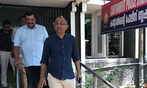 വിനു വി ജോണിനെ പോലിസ് ചോദ്യം ചെയ്തത് അപലപനീയം: കെയുഡബ്ല്യുജെ വിനു വി ജോണിനെ പോലിസ് ചോദ്യം ചെയ്തത് അപലപനീയം: കെയുഡബ്ല്യുജെ