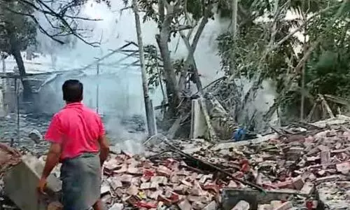 വരാപ്പുഴയില് പടക്കശാലയില് ഉഗ്രസ്ഫോടനം; കുട്ടികള് ഉള്പ്പെടെ ആറ് പേര്ക്ക് പരിക്ക്, ഒരാളുടെ നില ഗുരുതരം വരാപ്പുഴയില് പടക്കശാലയില് ഉഗ്രസ്ഫോടനം; കുട്ടികള് ഉള്പ്പെടെ ആറ് പേര്ക്ക് പരിക്ക്, ഒരാളുടെ നില ഗുരുതരം