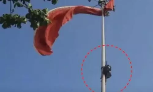 വര്ക്കലയില് പാരാഗ്ലൈഡിങ്ങിനിടെ ഹൈമാസ്റ്റ് ലൈറ്റില് കുടുങ്ങിയവരെ രക്ഷപ്പെടുത്തി വര്ക്കലയില് പാരാഗ്ലൈഡിങ്ങിനിടെ ഹൈമാസ്റ്റ് ലൈറ്റില് കുടുങ്ങിയവരെ രക്ഷപ്പെടുത്തി