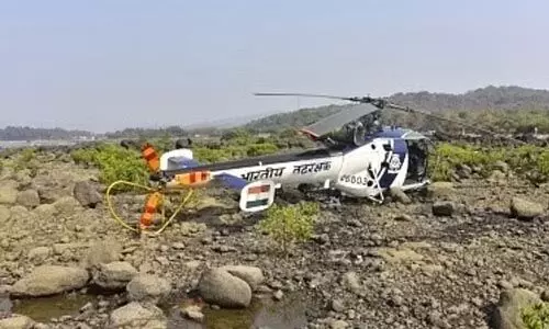 നേവി ഹെലികോപ്റ്റര്‍ മുംബൈ തീരത്ത് അപകടത്തില്‍പ്പെട്ടു; അറബിക്കടലില്‍ ഇടിച്ചിറക്കി