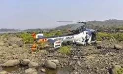 നേവി ഹെലികോപ്റ്റര്‍ മുംബൈ തീരത്ത് അപകടത്തില്‍പ്പെട്ടു; അറബിക്കടലില്‍ ഇടിച്ചിറക്കി