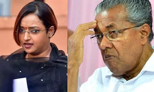 സ്വര്ണക്കടത്ത് കേസ് ഒത്തുതീര്ക്കാന് 30 കോടി വാഗ്ദാനം, തീര്ത്തുകളയുമെന്ന് ഭീഷണി; ഗുരുതര ആരോപണങ്ങളുമായി സ്വപ്ന സുരേഷ് സ്വര്ണക്കടത്ത് കേസ് ഒത്തുതീര്ക്കാന് 30 കോടി വാഗ്ദാനം, തീര്ത്തുകളയുമെന്ന് ഭീഷണി; ഗുരുതര ആരോപണങ്ങളുമായി സ്വപ്ന സുരേഷ്