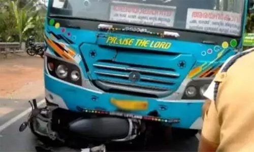 തലയോലപ്പറമ്പില് സ്കൂട്ടറും ബസ്സും കൂട്ടിയിടിച്ച് രണ്ടുപേര് മരിച്ചു തലയോലപ്പറമ്പില് സ്കൂട്ടറും ബസ്സും കൂട്ടിയിടിച്ച് രണ്ടുപേര് മരിച്ചു