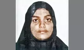 റിയാദില് മലയാളി കുടുംബം സഞ്ചരിച്ച കാര് മറിഞ്ഞ് മലപ്പുറം സ്വദേശിനി മരിച്ചു റിയാദില് മലയാളി കുടുംബം സഞ്ചരിച്ച കാര് മറിഞ്ഞ് മലപ്പുറം സ്വദേശിനി മരിച്ചു