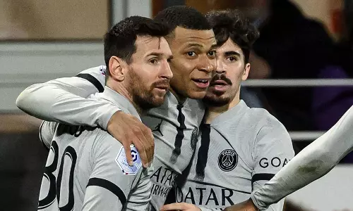 മെസ്സിയുടെ പാസ്സില്‍ എംബാപ്പെ ഗോള്‍; പിഎസ്ജി രക്ഷപ്പെട്ടു; തടയനാളില്ലാതെ ഇറ്റലിയില്‍ നപ്പോളി കുതിപ്പ്