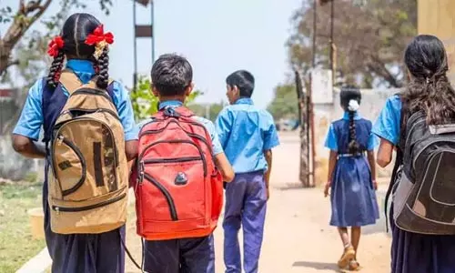 മോദിയുടെ റോഡ് ഷോ: പരീക്ഷാര്ഥികളോട് രണ്ടു മണിക്കൂര് നേരത്തേ സ്കൂളിലെത്താന് നിര്ദേശം മോദിയുടെ റോഡ് ഷോ: പരീക്ഷാര്ഥികളോട് രണ്ടു മണിക്കൂര് നേരത്തേ സ്കൂളിലെത്താന് നിര്ദേശം