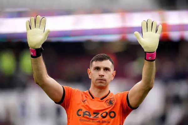 എമി മാര്ട്ടിന്സ് ടോട്ടന്ഹാമിലേക്ക് വരുന്നു എമി മാര്ട്ടിന്സ് ടോട്ടന്ഹാമിലേക്ക് വരുന്നു