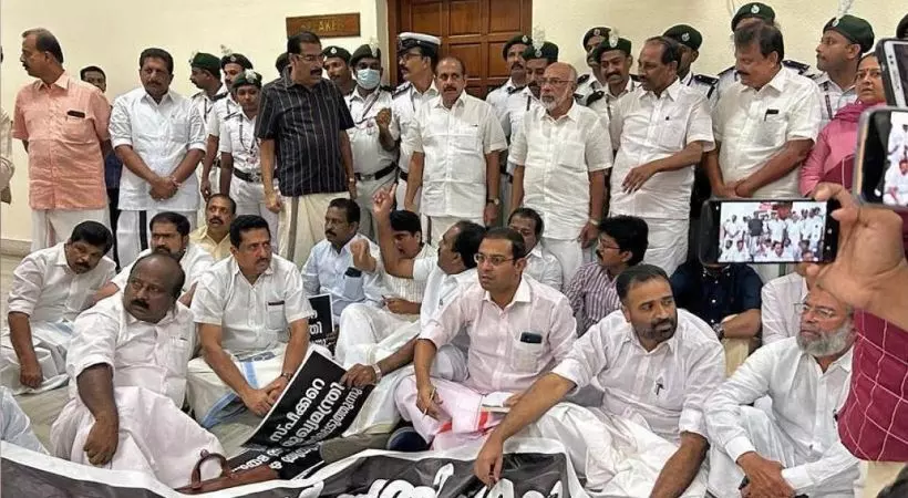 നിയമസഭയിലെ കയ്യാങ്കളി; രണ്ട് ഭരണപക്ഷ എംഎല്എമാക്കെതിരെ കേസ് നിയമസഭയിലെ കയ്യാങ്കളി; രണ്ട് ഭരണപക്ഷ എംഎല്എമാക്കെതിരെ കേസ്