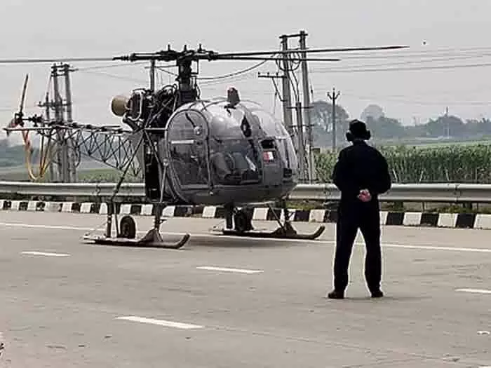 ഇന്ത്യന് ആര്മിയുടെ ചീറ്റ ഹെലികോപ്റ്റര് തകര്ന്നുവീണു; രണ്ട് പൈലറ്റുമാര് കൊല്ലപ്പെട്ടു ഇന്ത്യന് ആര്മിയുടെ ചീറ്റ ഹെലികോപ്റ്റര് തകര്ന്നുവീണു; രണ്ട് പൈലറ്റുമാര് കൊല്ലപ്പെട്ടു