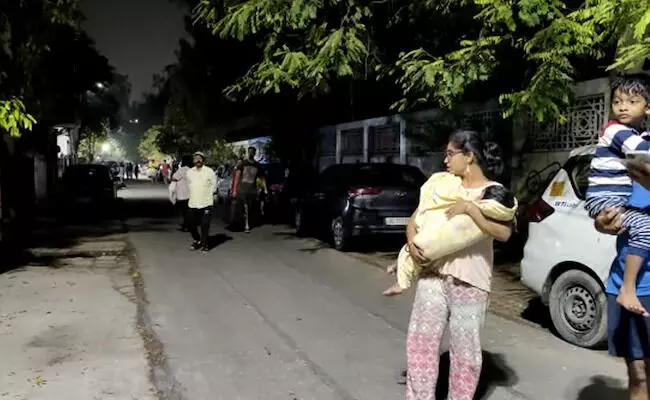 ഡല്ഹിയിലും പരിസര പ്രദേശങ്ങളിലും വന് ഭൂചലനം; റിക്ടര് സ്കെയിലില് രേഖപ്പെടുത്തിയത് 6.6 തീവ്രത ഡല്ഹിയിലും പരിസര പ്രദേശങ്ങളിലും വന് ഭൂചലനം; റിക്ടര് സ്കെയിലില് രേഖപ്പെടുത്തിയത് 6.6 തീവ്രത