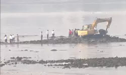 രാജ് താക്കറെയുടെ ഭീഷണി: മുംബൈ മാഹിം തീരത്തെ ദര്‍ഗ പൊളിച്ചുനീക്കി