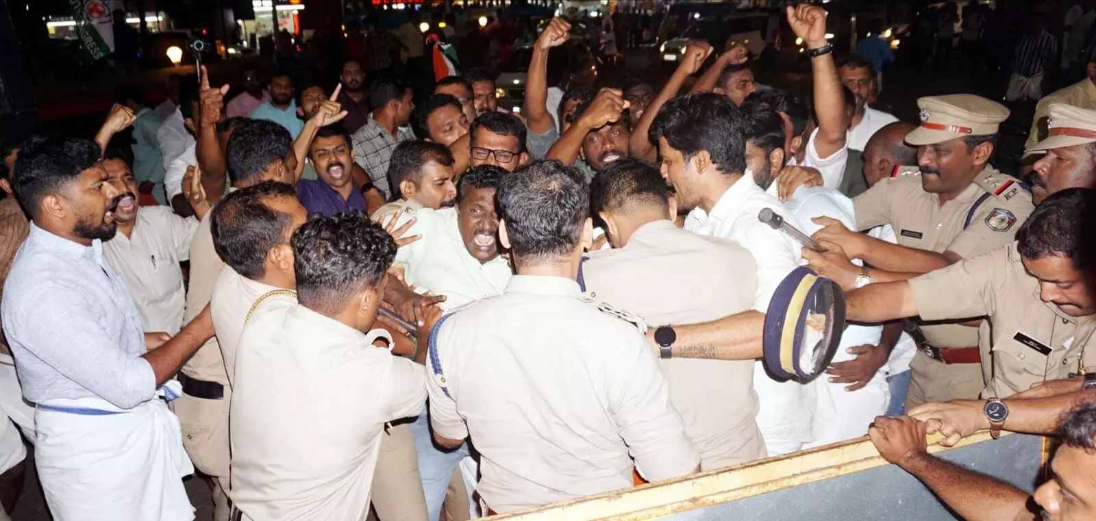 രാഹുല് ഗാന്ധിക്കെതിരെയുള്ള നടപടി: പലയിടത്തും യൂത്ത് കോണ്ഗ്രസ് പ്രതിഷേധം രാഹുല് ഗാന്ധിക്കെതിരെയുള്ള നടപടി: പലയിടത്തും യൂത്ത് കോണ്ഗ്രസ് പ്രതിഷേധം