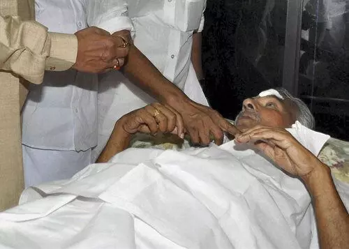 ഉമ്മന്ചാണ്ടിക്കെതിരായ ആക്രമണം; ഒരു പ്രതിക്ക് മൂന്നുവര്ഷവും രണ്ടുപേര്ക്ക് രണ്ടുവര്ഷവും തടവ് ഉമ്മന്ചാണ്ടിക്കെതിരായ ആക്രമണം; ഒരു പ്രതിക്ക് മൂന്നുവര്ഷവും രണ്ടുപേര്ക്ക് രണ്ടുവര്ഷവും തടവ്