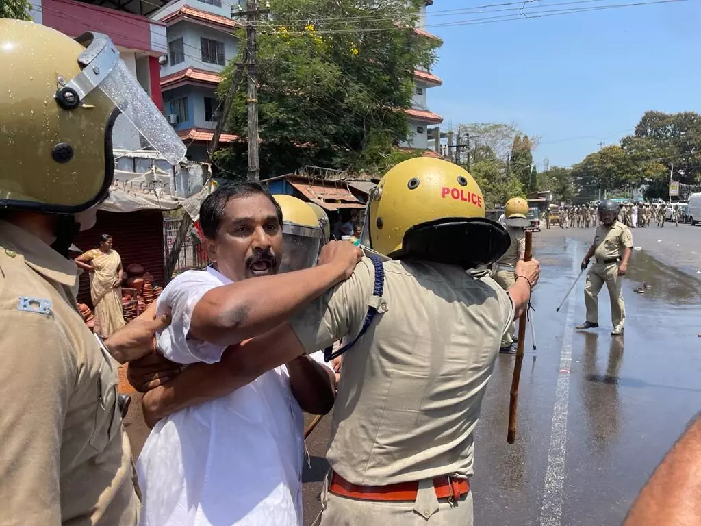 കണ്ണൂരില്‍ കോണ്‍ഗ്രസ് മാര്‍ച്ചില്‍ ലാത്തിച്ചാജ്ജ്; ഡിസിസി പ്രസിഡന്റ് ഉള്‍പ്പെടെ നിരവധി പേര്‍ക്കു പരിക്ക്