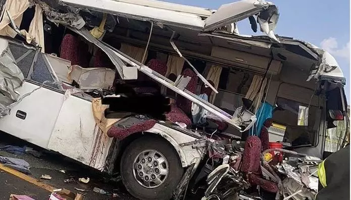 സൗദിയില് ബസ് അപകടം; 21 ഉംറ തീര്ത്ഥാടകര് മരിച്ചു, 29 പേര്ക്ക് പരിക്ക് സൗദിയില് ബസ് അപകടം; 21 ഉംറ തീര്ത്ഥാടകര് മരിച്ചു, 29 പേര്ക്ക് പരിക്ക്