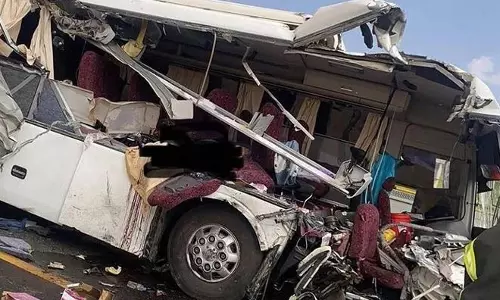 സൗദിയില് ബസ് അപകടം; 21 ഉംറ തീര്ത്ഥാടകര് മരിച്ചു, 29 പേര്ക്ക് പരിക്ക് സൗദിയില് ബസ് അപകടം; 21 ഉംറ തീര്ത്ഥാടകര് മരിച്ചു, 29 പേര്ക്ക് പരിക്ക്