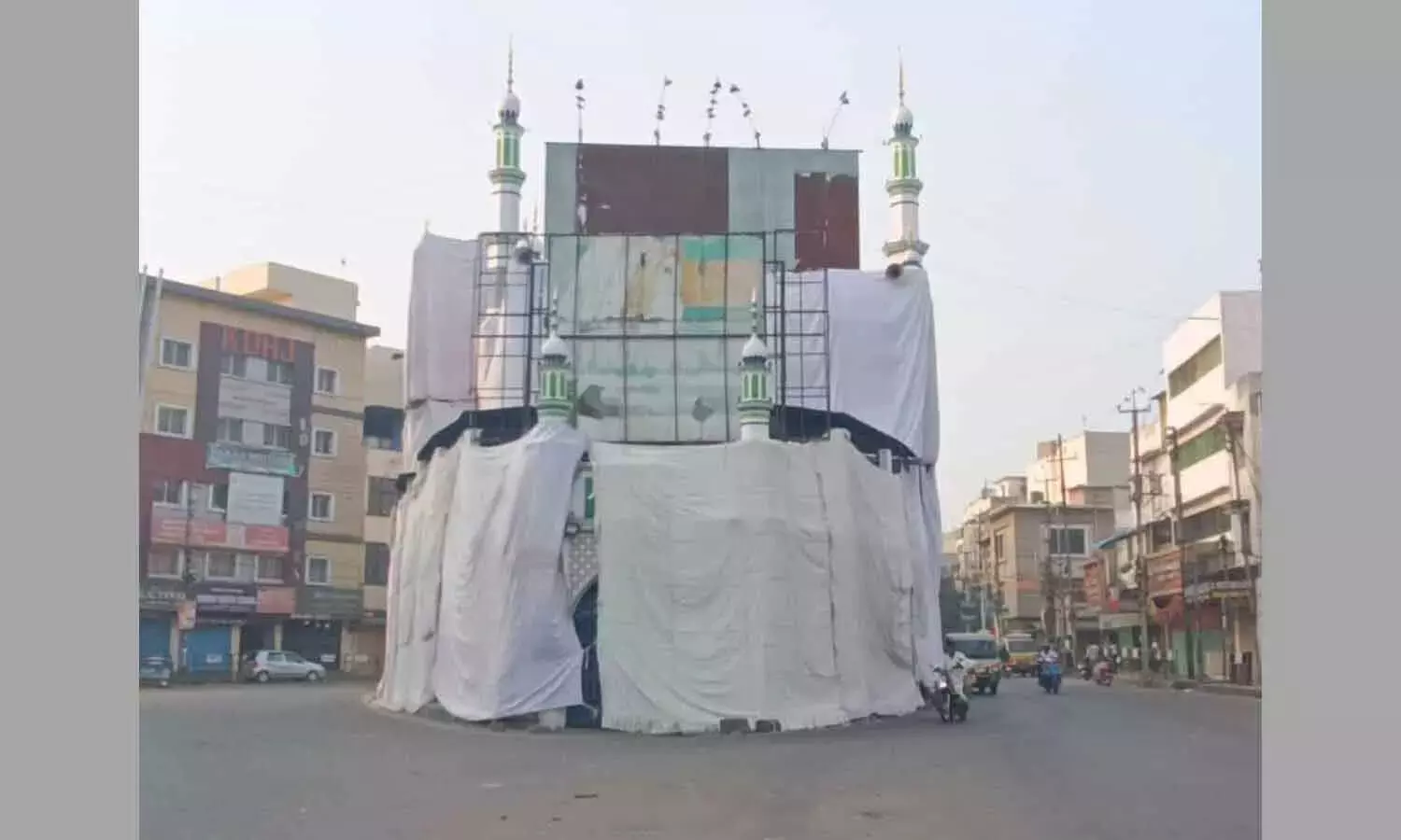 രാമനവമി ഘോഷയാത്ര; ആക്രമണം ഭയന്ന് ഹൈദരാബാദില് മസ്ജിദുകളും ദര്ഗകളും തുണികൊണ്ട് മറച്ച് പോലിസ് രാമനവമി ഘോഷയാത്ര; ആക്രമണം ഭയന്ന് ഹൈദരാബാദില് മസ്ജിദുകളും ദര്ഗകളും തുണികൊണ്ട് മറച്ച് പോലിസ്