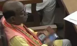 നിയമസഭയില്‍ ബജറ്റ് ചര്‍ച്ചയ്ക്കിടെ അശ്ലീല വീഡിയോ കണ്ട് ബിജെപി എംഎല്‍എ; വിശദീകരണം തേടി