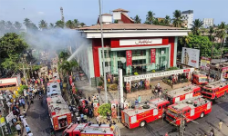 കോഴിക്കോട്ട് വസ്ത്രാലയത്തില്‍ വന്‍ തീപ്പിടിത്തം; കാറുകള്‍ കത്തിനശിച്ചു