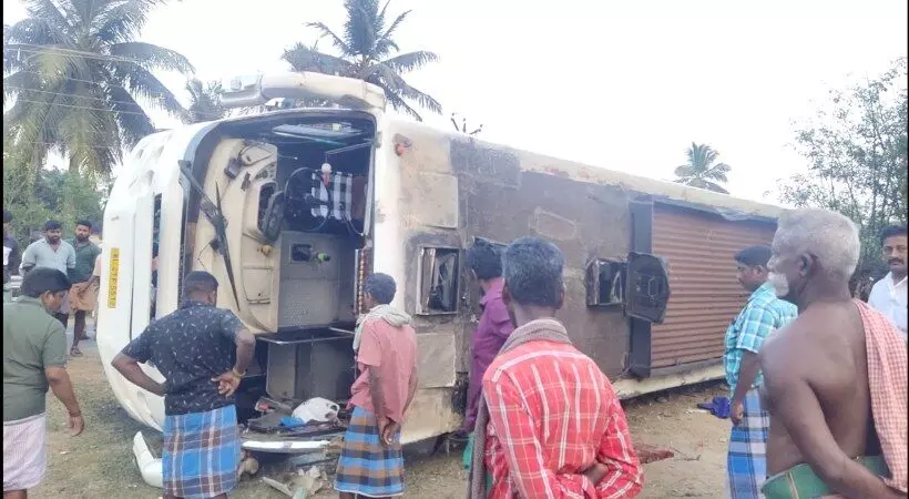 വേളാങ്കണി തീര്ത്ഥാടനത്തിന് പോയ സംഘം സഞ്ചരിച്ച ബസ് മറിഞ്ഞ് നാല് മരണം, 40 പേര്ക്ക് പരിക്കേറ്റു വേളാങ്കണി തീര്ത്ഥാടനത്തിന് പോയ സംഘം സഞ്ചരിച്ച ബസ് മറിഞ്ഞ് നാല് മരണം, 40 പേര്ക്ക് പരിക്കേറ്റു