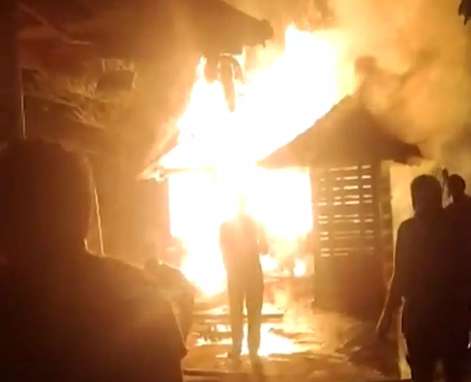 തളിപ്പറമ്പ് കീഴാറ്റൂരില് ക്ഷേത്രം കത്തിനശിച്ചു തളിപ്പറമ്പ് കീഴാറ്റൂരില് ക്ഷേത്രം കത്തിനശിച്ചു