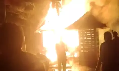 തളിപ്പറമ്പ് കീഴാറ്റൂരില് ക്ഷേത്രം കത്തിനശിച്ചു തളിപ്പറമ്പ് കീഴാറ്റൂരില് ക്ഷേത്രം കത്തിനശിച്ചു