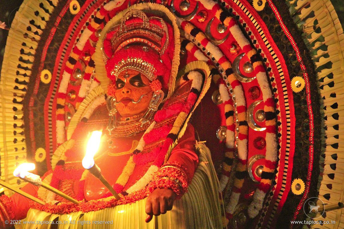 കുട്ടികളെ തീച്ചാമുണ്ഡി തെയ്യം കെട്ടിക്കുന്നതില് നിന്ന് തടയണമെന്ന് സര്ക്കാരിന് ഹൈക്കോടതി നിര്ദേശം കുട്ടികളെ തീച്ചാമുണ്ഡി തെയ്യം കെട്ടിക്കുന്നതില് നിന്ന് തടയണമെന്ന് സര്ക്കാരിന് ഹൈക്കോടതി നിര്ദേശം