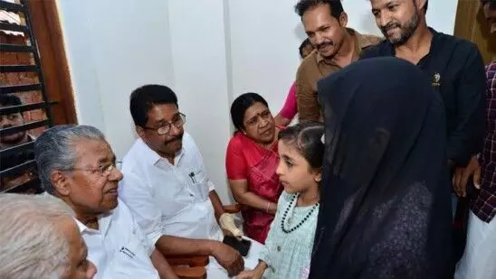 ട്രെയിന് തീവയ്പ്: മരണപ്പെട്ടവരുടെ വീടുകള് മുഖ്യമന്ത്രി സന്ദര്ശിച്ചു ട്രെയിന് തീവയ്പ്: മരണപ്പെട്ടവരുടെ വീടുകള് മുഖ്യമന്ത്രി സന്ദര്ശിച്ചു