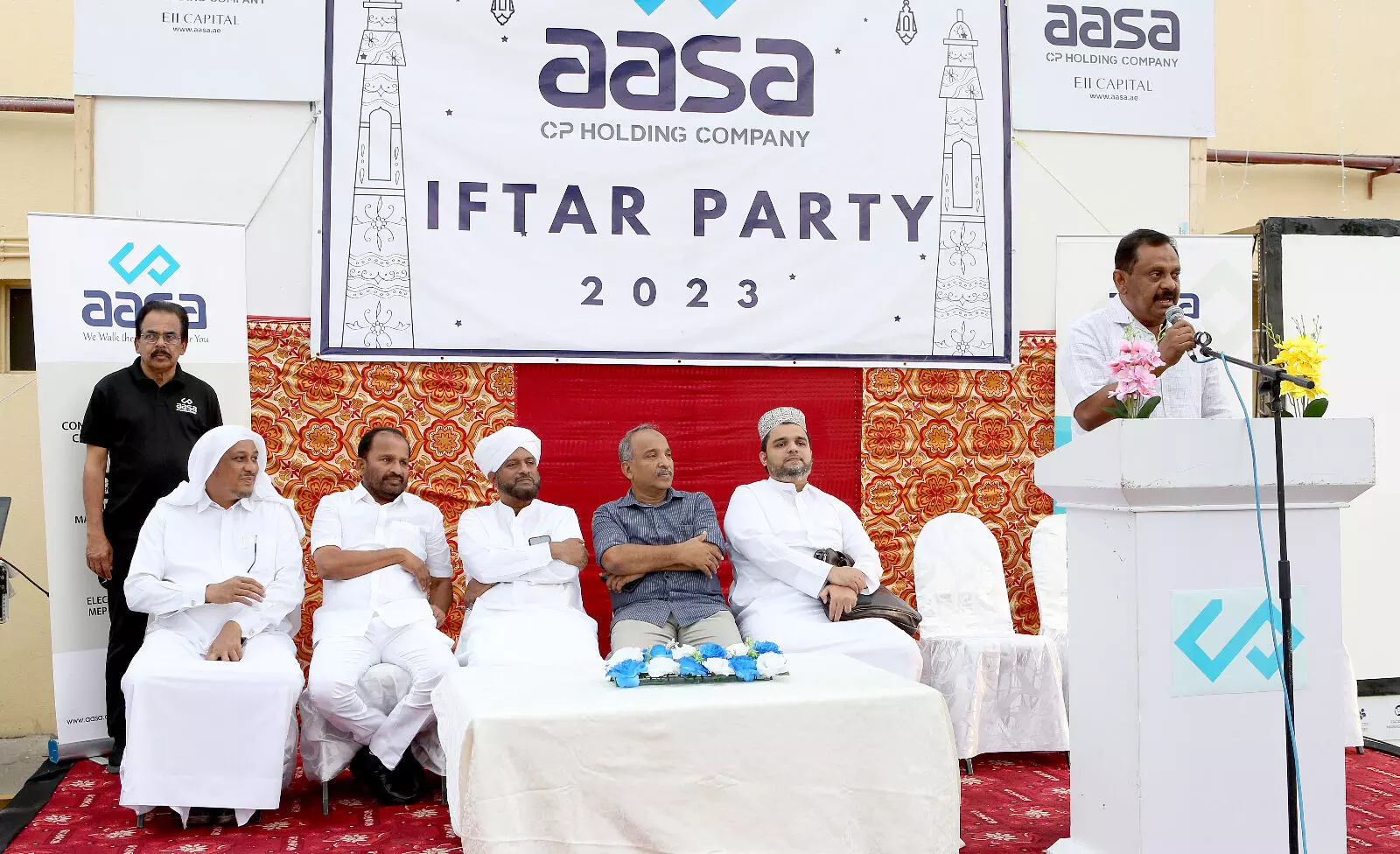 50 വര്ഷമായി വ്രതമെടുക്കുന്ന ടിഎന് പ്രതാപന് നോമ്പ് തുറക്കാന് യുഎഇ ലേബര് ക്യാംപില് 50 വര്ഷമായി വ്രതമെടുക്കുന്ന ടിഎന് പ്രതാപന് നോമ്പ് തുറക്കാന് യുഎഇ ലേബര് ക്യാംപില്