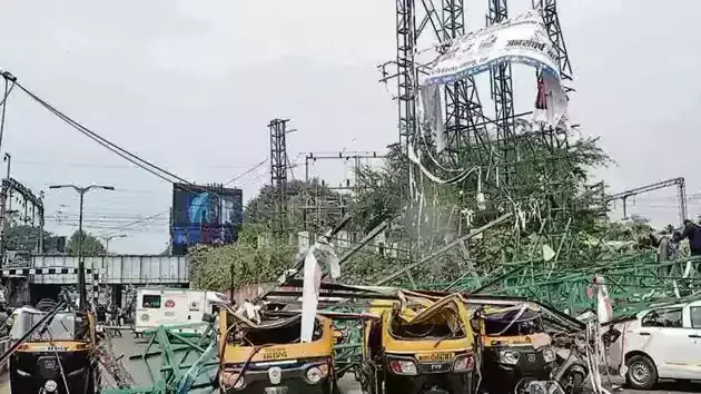 പുനെയില് പരസ്യബോര്ഡ് തകര്ന്നുവീണ് അഞ്ച് മരണം പുനെയില് പരസ്യബോര്ഡ് തകര്ന്നുവീണ് അഞ്ച് മരണം