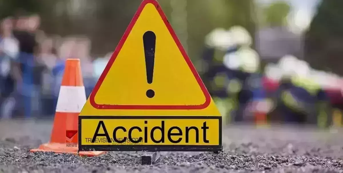 ആലുവ ബൈപാസില് മൂന്നു വാഹനങ്ങള് കൂട്ടിയിടിച്ച് ദമ്പതികള്ക്ക് പരിക്ക് ആലുവ ബൈപാസില് മൂന്നു വാഹനങ്ങള് കൂട്ടിയിടിച്ച് ദമ്പതികള്ക്ക് പരിക്ക്