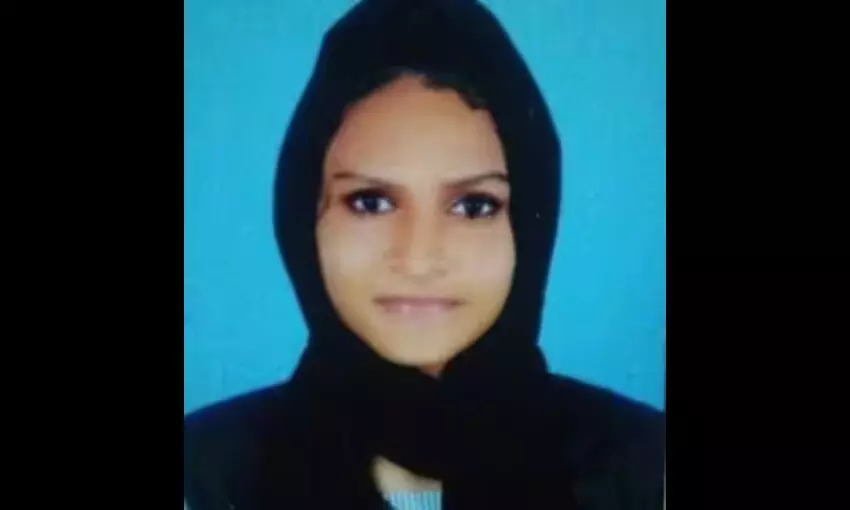 ഓച്ചിറ അഴീക്കല് ബീച്ചില് തിരയില്പ്പെട്ട് കാണാതായ വിദ്യാര്ത്ഥിനിയുടെ മൃതദേഹം കണ്ടെത്തി ഓച്ചിറ അഴീക്കല് ബീച്ചില് തിരയില്പ്പെട്ട് കാണാതായ വിദ്യാര്ത്ഥിനിയുടെ മൃതദേഹം കണ്ടെത്തി