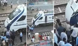 പശുവിനെ ഇടിച്ച് വന്ദേ ഭാരതിന്റെ മുന്‍ഭാഗം തകര്‍ന്നു