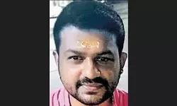 വിദേശത്തുനിന്നെത്തിയ ദിവസം ഉല്‍സവപ്പറമ്പിലെ ആല്‍മര ശിഖരം ഒടിഞ്ഞു വീണ് യുവാവ് മരിച്ചു