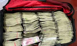 കര്‍ണാടകയില്‍ കോണ്‍ഗ്രസ് സ്ഥാനാര്‍ഥിയുടെ സഹോദരന്റെ വീട്ടില്‍ റെയ്ഡ്; മരത്തില്‍ കെട്ടിയിട്ട നിലയില്‍ ഒരു കോടി രൂപ കണ്ടെടുത്തു