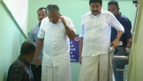 ബോട്ടപകടം; മുഖ്യമന്ത്രിയും മന്ത്രിമാരും താനൂരില്; മരിച്ചവരുടെ കുടുംബങ്ങളെ സന്ദര്ശിച്ചു ബോട്ടപകടം; മുഖ്യമന്ത്രിയും മന്ത്രിമാരും താനൂരില്; മരിച്ചവരുടെ കുടുംബങ്ങളെ സന്ദര്ശിച്ചു