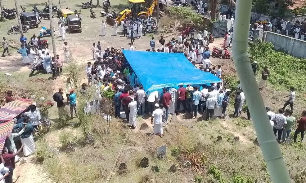 താനൂര് ബോട്ടപകടം; പിതാവിനെയും മക്കളെയും ഒരേ ഖബറില് മറവ് ചെയ്തു താനൂര് ബോട്ടപകടം; പിതാവിനെയും മക്കളെയും ഒരേ ഖബറില് മറവ് ചെയ്തു