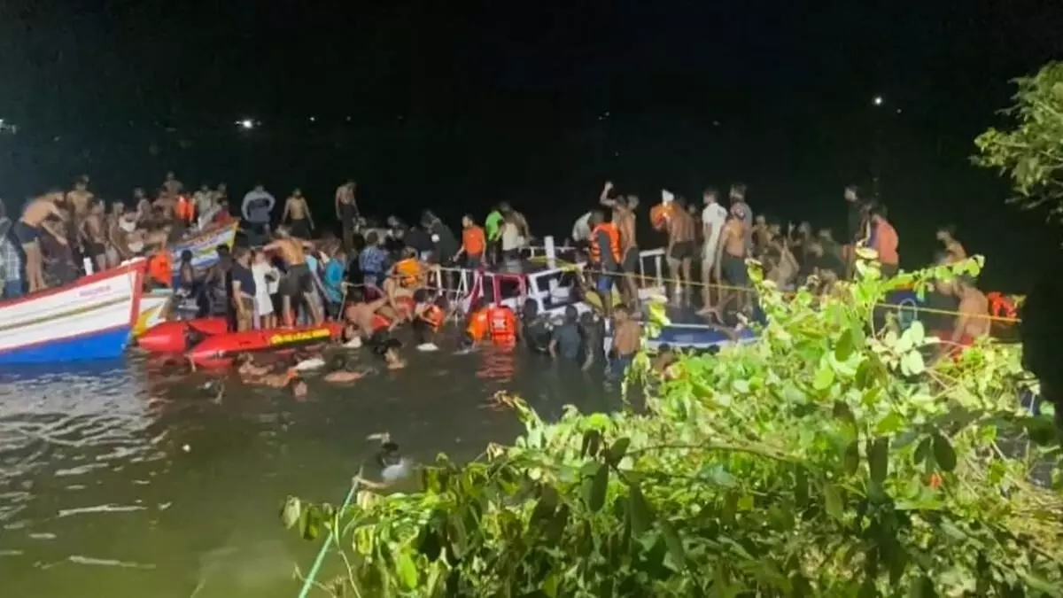 താനൂര് ബോട്ട് ദുരന്തം: മാര്ച്ച് നടത്തിയ പികെ ഫിറോസ്, അബ്ദുറഹിമാന് രണ്ടത്താണി ഉള്പ്പെടെ 150 പേര്ക്കെതിരെ കേസ് താനൂര് ബോട്ട് ദുരന്തം: മാര്ച്ച് നടത്തിയ പികെ ഫിറോസ്, അബ്ദുറഹിമാന് രണ്ടത്താണി ഉള്പ്പെടെ 150 പേര്ക്കെതിരെ കേസ്