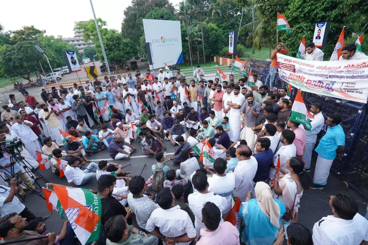 താനൂര് ബോട്ടപകടം: യൂത്ത് കോണ്ഗ്രസ്സ് മന്ത്രിയുടെ ഓഫീസിലേക്ക് മാര്ച്ച് നടത്തി താനൂര് ബോട്ടപകടം: യൂത്ത് കോണ്ഗ്രസ്സ് മന്ത്രിയുടെ ഓഫീസിലേക്ക് മാര്ച്ച് നടത്തി