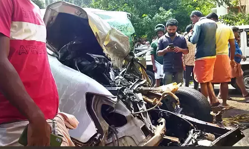 വയനാട്ടില്‍ കാറും ടിപ്പറും കൂട്ടിയിടിച്ച് രണ്ട് യുവാക്കള്‍ മരിച്ചു