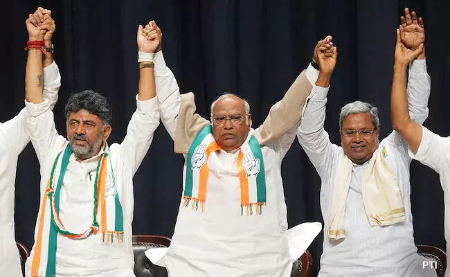 കര്ണാടകയില് സമവായം; സിദ്ധരാമയ്യ ആദ്യം മുഖ്യമന്ത്രി; ഡികെ ഉപമുഖ്യമന്ത്രിയാവും കര്ണാടകയില് സമവായം; സിദ്ധരാമയ്യ ആദ്യം മുഖ്യമന്ത്രി; ഡികെ ഉപമുഖ്യമന്ത്രിയാവും