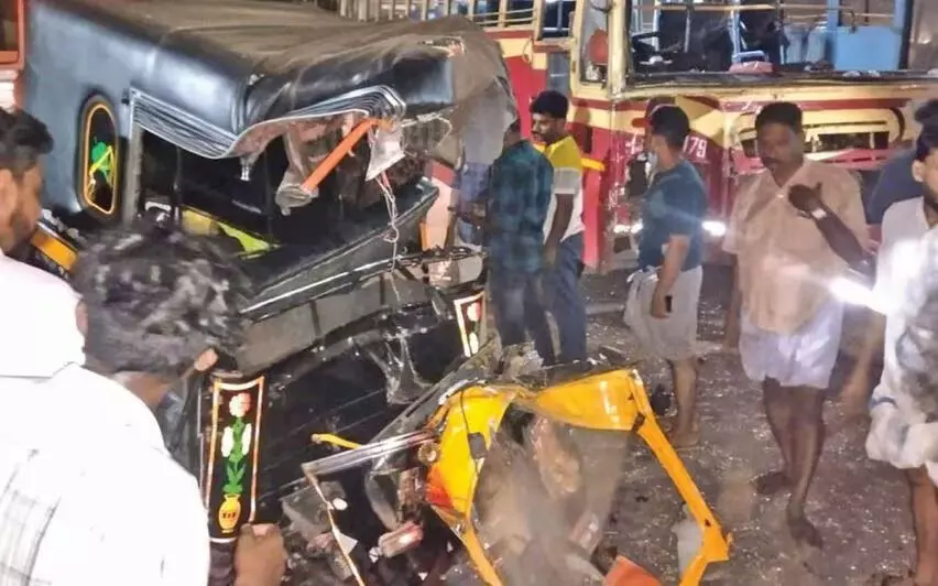 കെഎസ്ആര്ടിസിയും ഓട്ടോയും കൂട്ടിയിടിച്ച് നാലുദിവസം പ്രായമുള്ള കുഞ്ഞ് ഉള്പ്പെടെ മൂന്നുമരണം കെഎസ്ആര്ടിസിയും ഓട്ടോയും കൂട്ടിയിടിച്ച് നാലുദിവസം പ്രായമുള്ള കുഞ്ഞ് ഉള്പ്പെടെ മൂന്നുമരണം