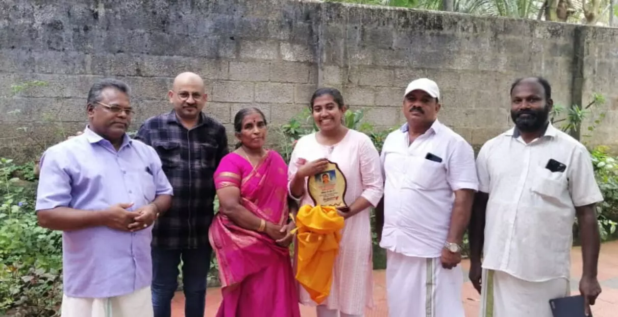 സിവില് സര്വീസ് റാങ്ക് ജേതാവ് വി എം ആര്യയെ എസ് ഡിപിഐ ആദരിച്ചു സിവില് സര്വീസ് റാങ്ക് ജേതാവ് വി എം ആര്യയെ എസ് ഡിപിഐ ആദരിച്ചു