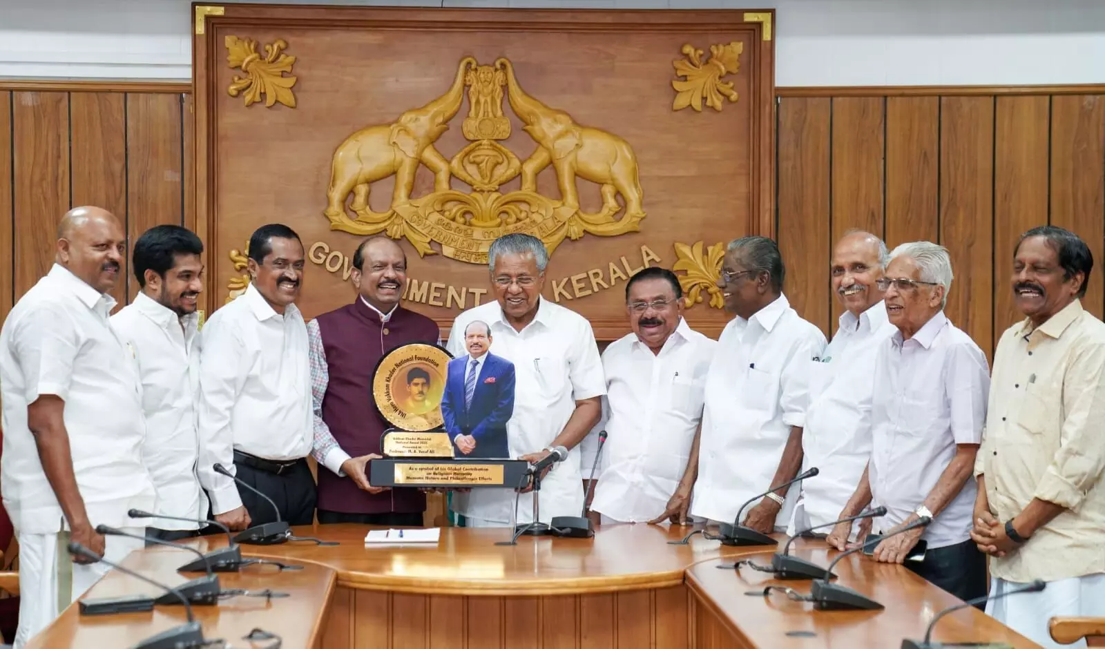 വക്കം ഖാദര്‍ ദേശീയ പുരസ്‌കാരം എം എ യൂസഫലിക്ക് മുഖ്യമന്ത്രി സമ്മാനിച്ചു