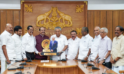 വക്കം ഖാദര്‍ ദേശീയ പുരസ്‌കാരം എം എ യൂസഫലിക്ക് മുഖ്യമന്ത്രി സമ്മാനിച്ചു