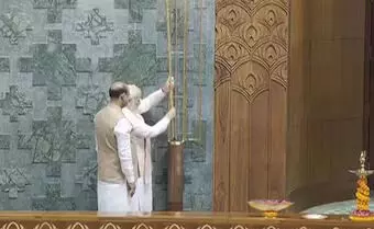 പ്രതിപക്ഷ ബഹിഷ്കരണത്തിനിടെ പാര്ലമെന്റ് മന്ദിരം പ്രധാനമന്ത്രി നാടിന് സമര്പ്പിച്ചു പ്രതിപക്ഷ ബഹിഷ്കരണത്തിനിടെ പാര്ലമെന്റ് മന്ദിരം പ്രധാനമന്ത്രി നാടിന് സമര്പ്പിച്ചു